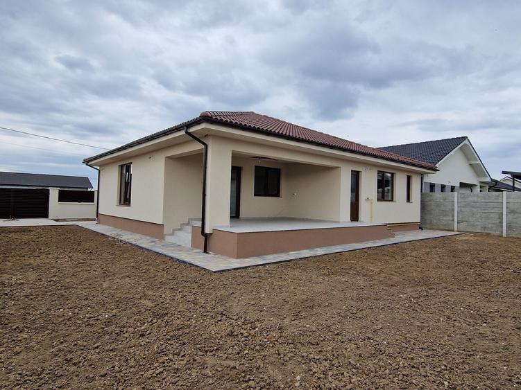 Casă cu 4 camere în Sântandrei