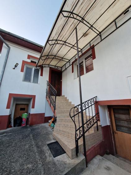 Casă cu 4 camere decomandat în Central