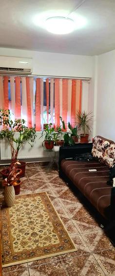 Apartament cu 3 camere semidecomandat în Hârșova