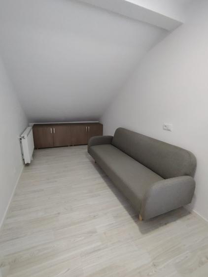 Apartament cu 4 camere semidecomandat în Florești