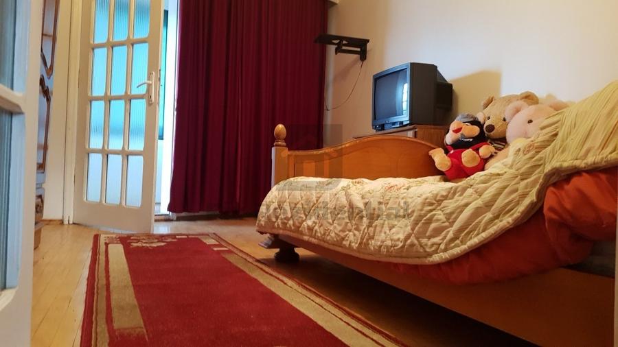 Casă individuală cu 9 camere cu Canalizare în Central