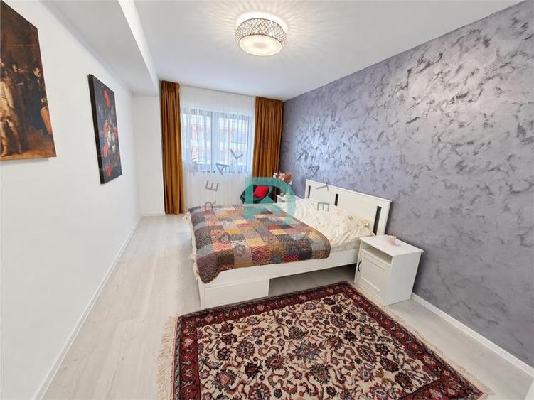 Apartament cu 3 camere decomandat în Tractorul