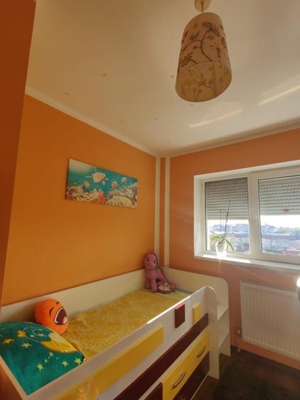 Apartament cu 3 camere decomandat, mobilat în Micro 4