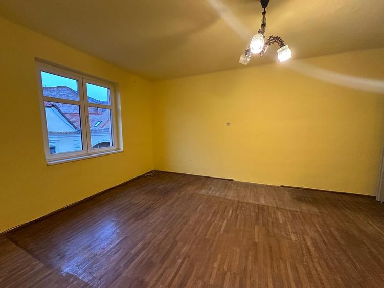 Apartament cu 3 camere semidecomandat în Central