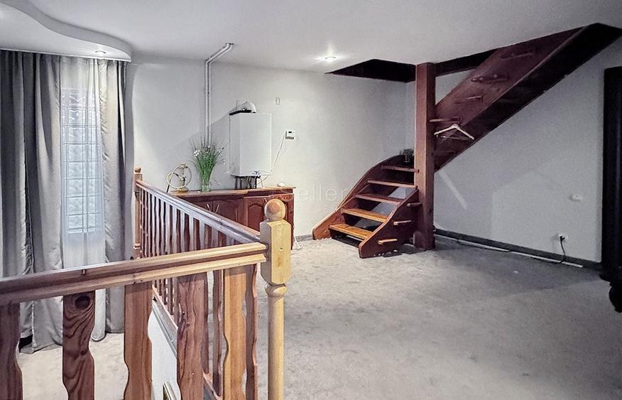 Casă individuală cu 9 camere cu Canalizare în Florilor