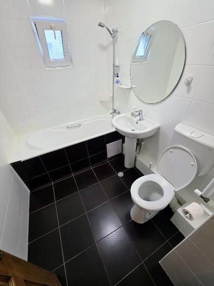 Apartament cu 3 camere semidecomandat, mobilat în Băneasa