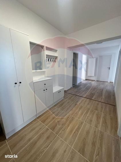 Apartament cu 4 camere în Polivalentă
