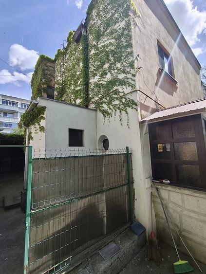 Casă cu 7 camere cu Teren 600 Mp în Central