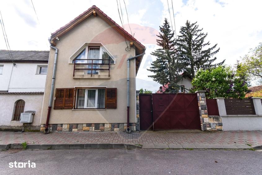 Casă cu 4 camere cu Teren 1673 Mp în Central