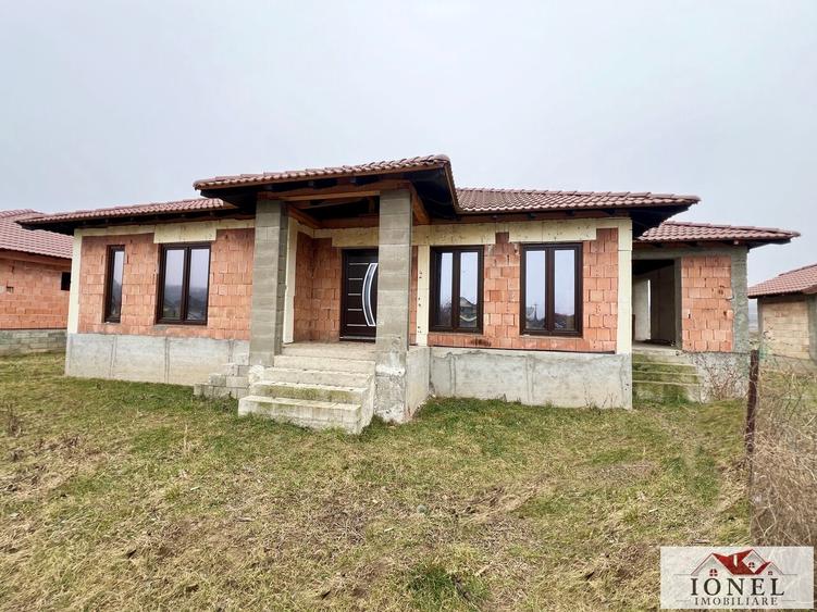 Casă individuală cu 4 camere cu Canalizare în Șard