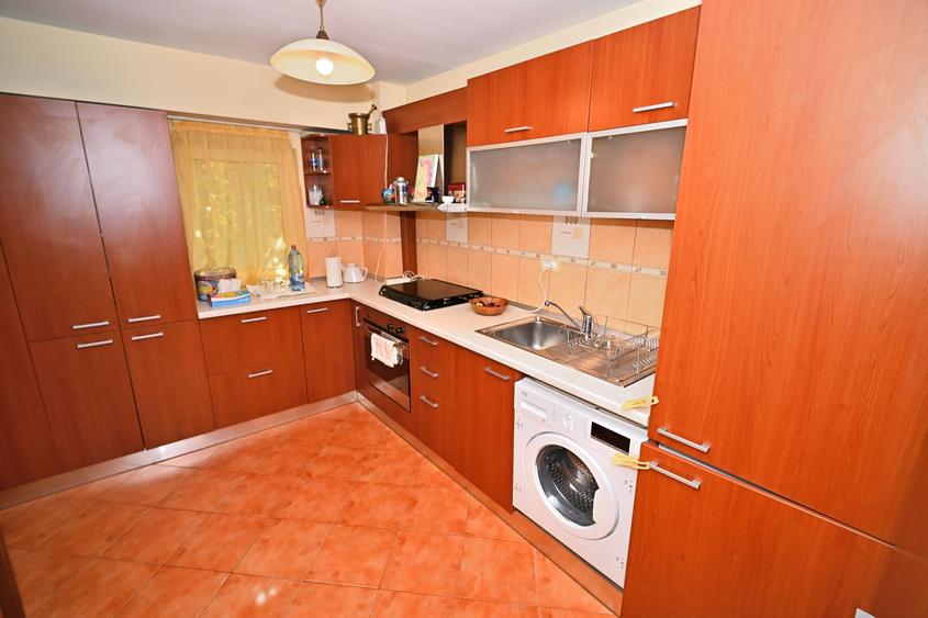 Apartament cu 4 camere semidecomandat în Aviației