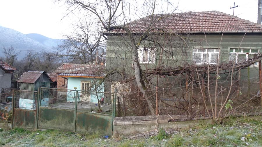 Casă cu 2 camere cu Teren 2245 Mp în Brănișca