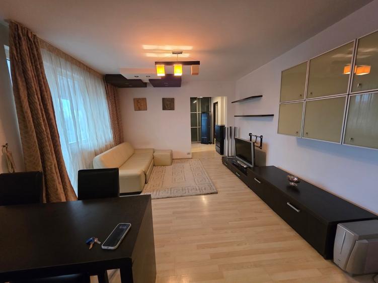 Apartament cu 3 camere semidecomandat, mobilat în Titan