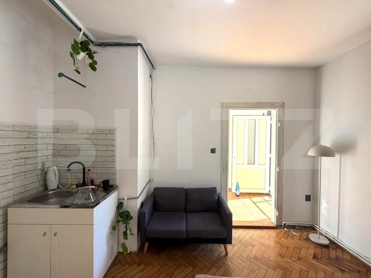 Apartament cu 2 camere semidecomandat, mobilat în Central
