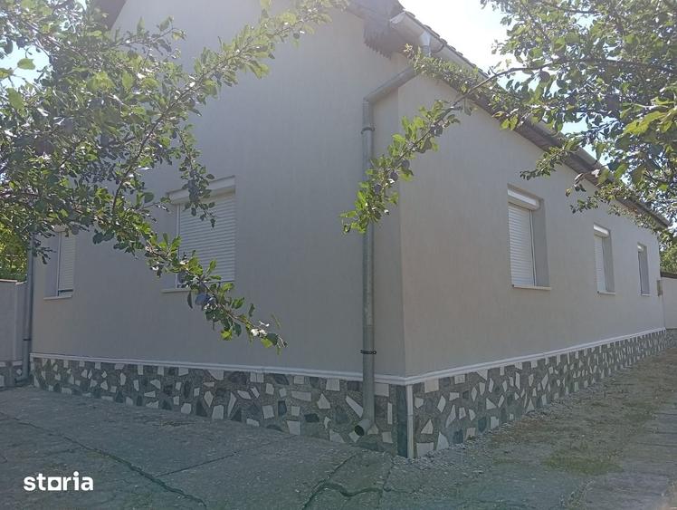 Casă cu 7 camere cu Teren 1900 Mp în Central
