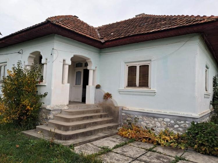 Casă individuală cu 4 camere cu Teren 1395 Mp în Baia de Fier