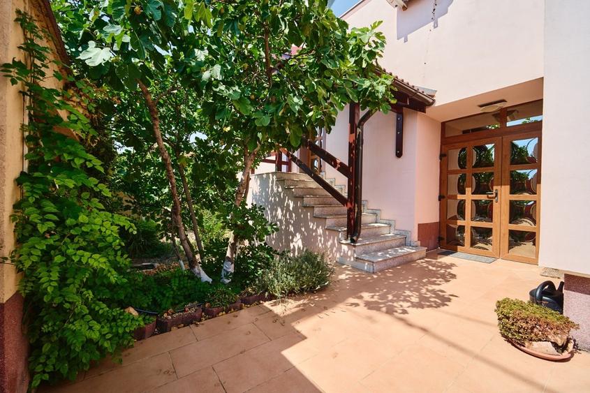 Apartament cu 4 camere decomandat în 6 Vânători
