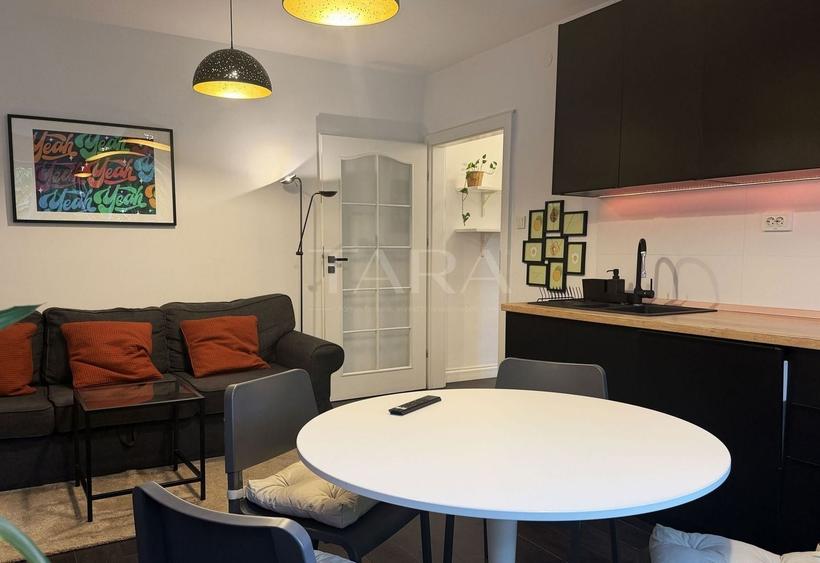 Apartament cu 3 camere semidecomandat, mobilat în Central