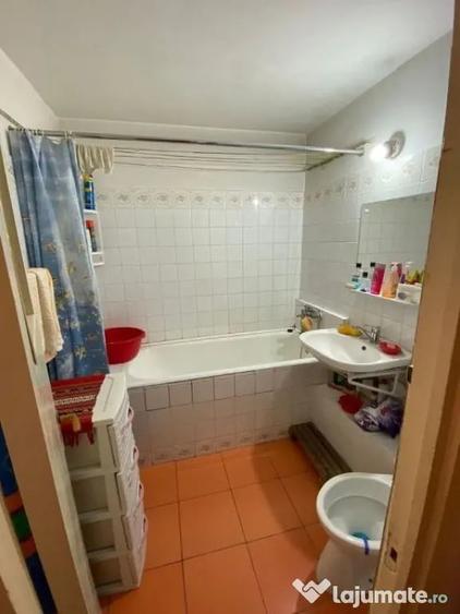 Apartament cu 3 camere semidecomandat în Rahova