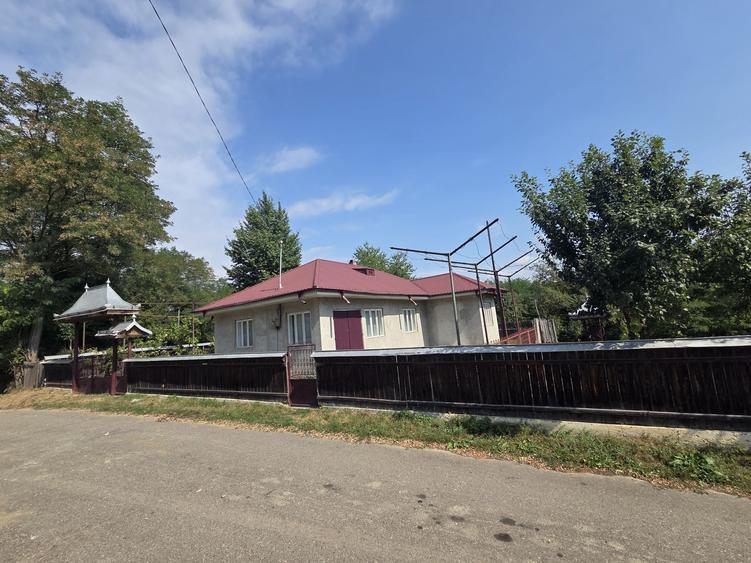 Casă cu 4 camere în Icușești