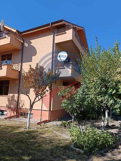 Casă individuală cu 7 camere cu Canalizare în Est