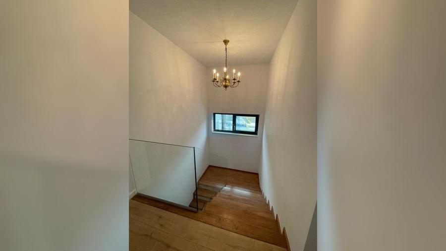 Casă cu 4 camere cu Garaj în Apahida