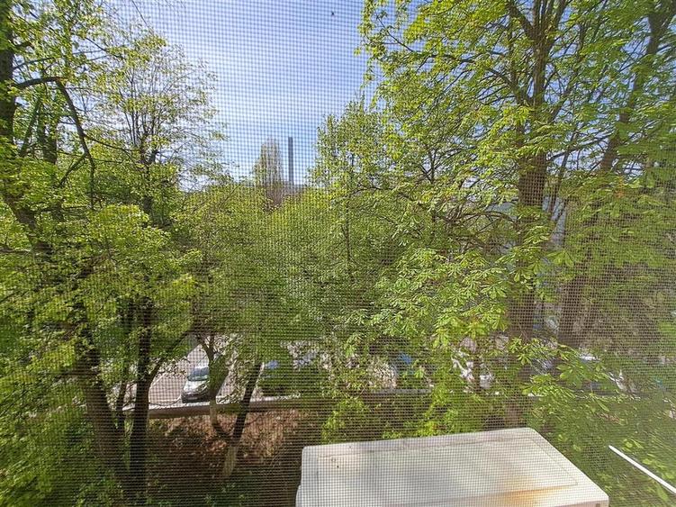 Apartament cu 3 camere semidecomandat în Berceni