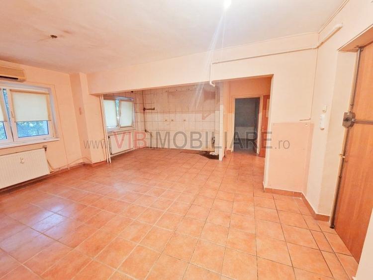 Apartament cu 4 camere semidecomandat, mobilat în Văcăresti