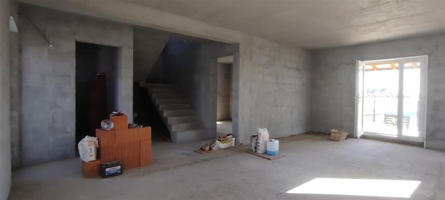 Casă cu 5 camere cu Teren 357 Mp în Episcopia Bihorului