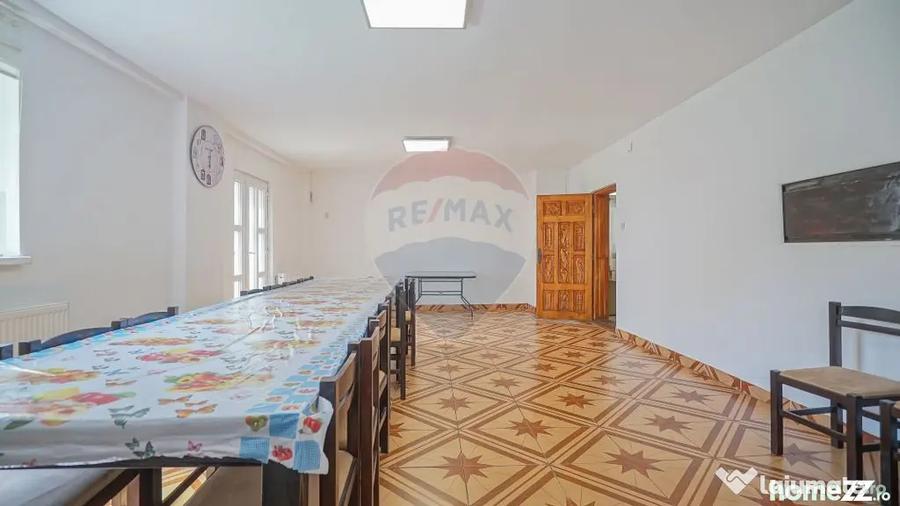 Casă cu 10 camere cu Teren 1137 Mp în Moieciu