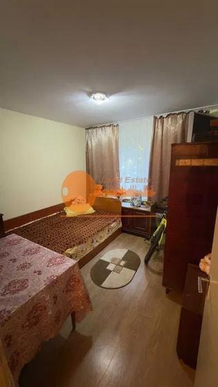 Apartament cu 3 camere semidecomandat, mobilat în Apusului