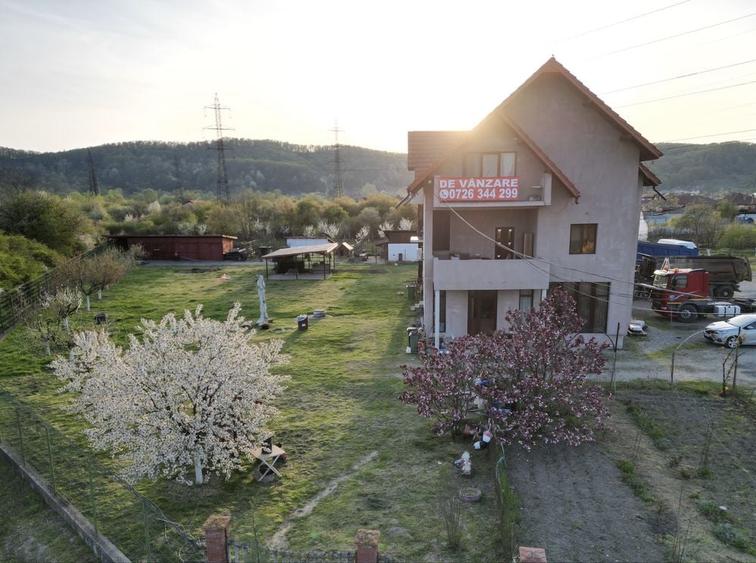 Casă cu 4 camere cu Teren 7773 Mp în Central