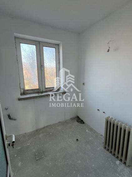 Casă individuală cu 8 camere cu Canalizare în Boș