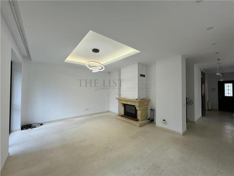 Duplex cu 8 camere cu Teren 250 Mp în Iancu Nicolae