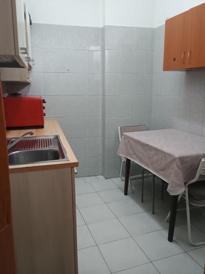 Apartament cu 3 camere decomandat în Calea Victoriei