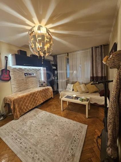 Apartament cu 3 camere decomandat, mobilat în Titan