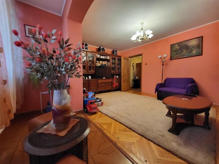 Apartament cu 4 camere decomandat, mobilat în Titan