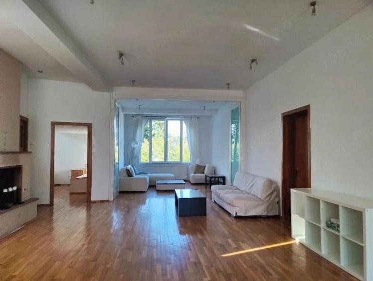 Apartament cu 3 camere semidecomandat, mobilat în Primăverii