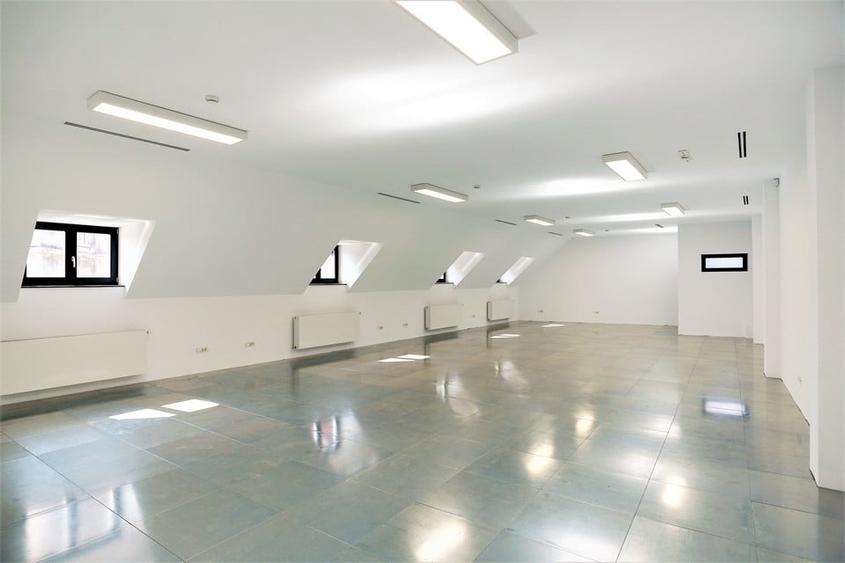 Casă cu 10 camere cu Teren 500 Mp în P-ța Romană