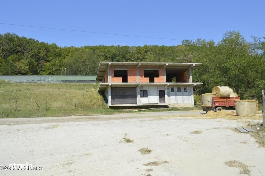 Spațiu comercial, de 1,887 mp, în Glâmbocel