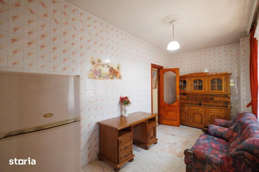 Casă cu 5 camere cu Teren 1000 Mp în Piața Centrală