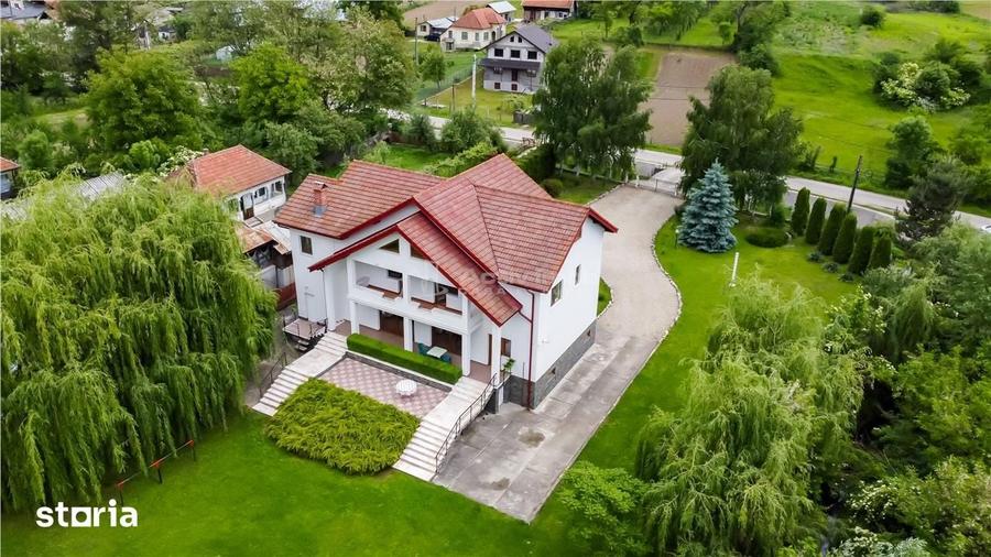 Casă cu 7 camere cu Teren 4391 Mp în Băbana