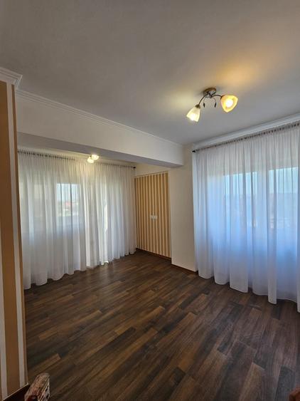 Apartament cu 3 camere decomandat în CFR