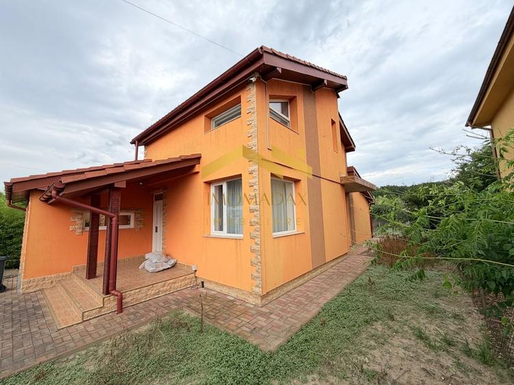 Casă individuală cu 4 camere cu Canalizare în Dumbrăvița