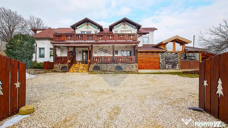 Casă cu 8 camere cu Teren 888 Mp în Sohodol