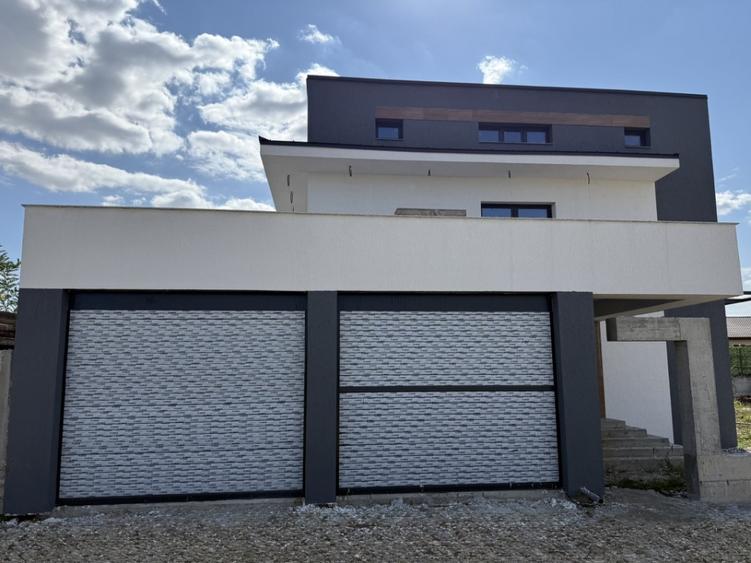 Casă individuală cu 7 camere cu Canalizare în Balotești