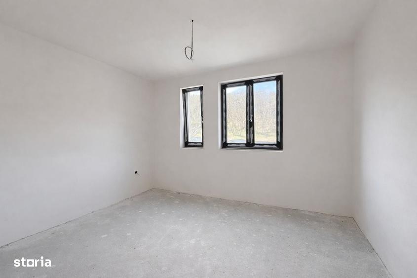 Casă cu 4 camere decomandat în Tăuți