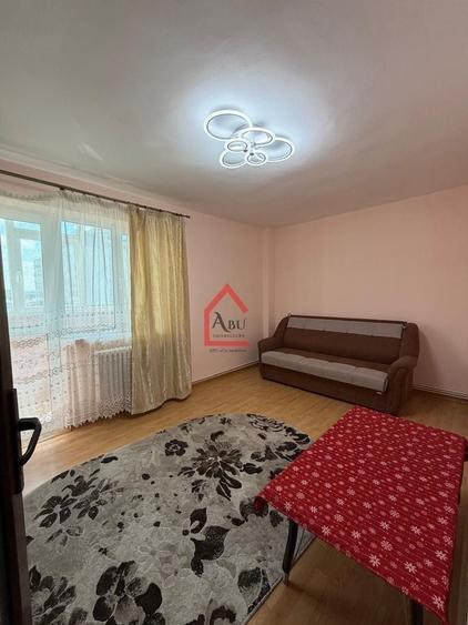 Apartament cu 3 camere decomandat, mobilat în Mircea cel Bătrân