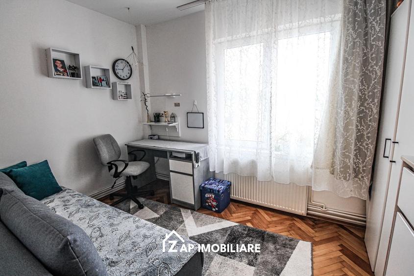 Apartament cu 3 camere decomandat, mobilat în Tudor