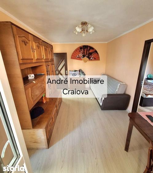 Apartament cu 3 camere semidecomandat în Calea București